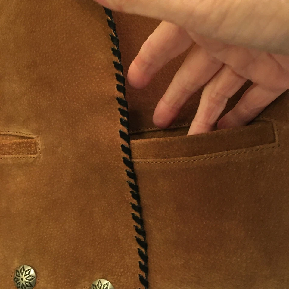 Chaleco de Gamuza Echo Mountain Para Mujer 8 Marrón Borde de Cuero Negro Botones Plateados de Colección Foto 4 de 4