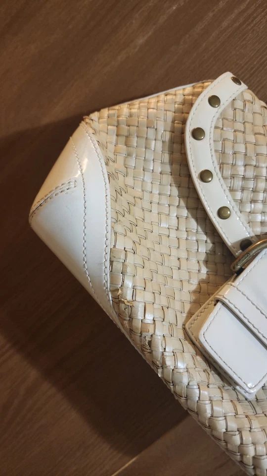 Bolso Coach tejido de paja o rafia con ribete de cuero blanco. Foto 2 de 4