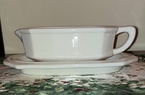 Vintage Pfaltzgraff Heritage Gravy Boat Bowl and Under Plate WHITE 433