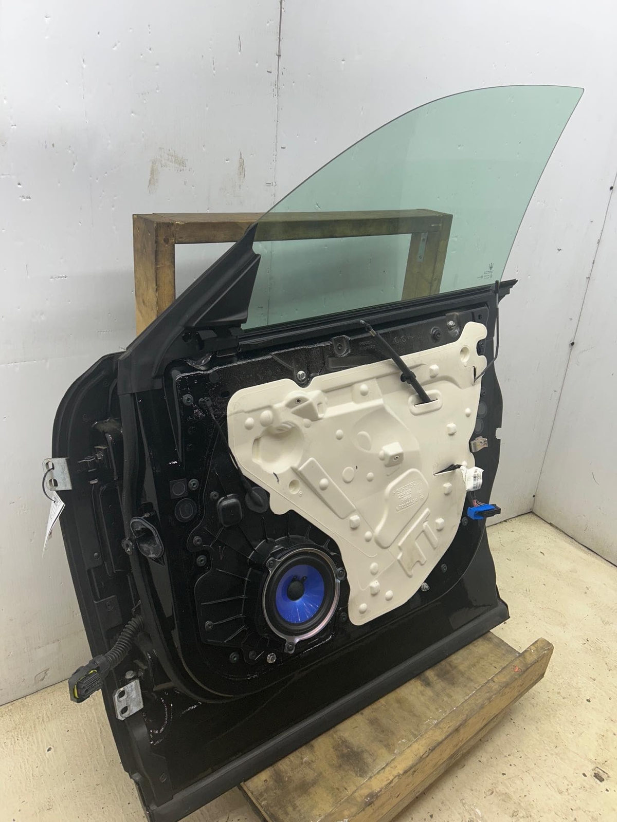 2017 - 2020 MASERATI LEVANTE M161 OEM RIGHT FRONT DOOR ASSEMBLY | NERO (820)