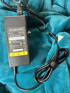 Netzteil 100-240v 50/60hz mit Kabeln. Funktioniert gut für Laptop