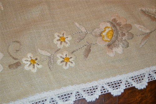 BLOOMING FLORAL VINES IN GREY! VINTAGE GERMAN HAND EMB WOOL BLEND SPRING RUNNER - Picture 11 of 12