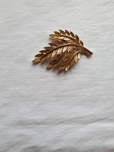 Authentic Crown Trifari Signed Vintage Beautiful gold plated Olive branch Brooch Pin 2"