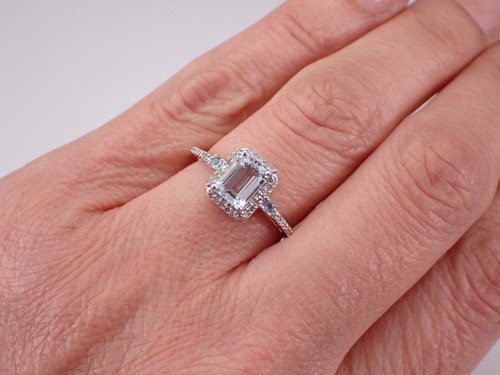 Anillo de compromiso de oro blanco con halo de aguamarina y diamantes talla esmeralda piedras preciosas acuáticas - Imagen 8 de 8