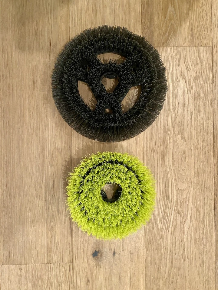 Fregadora eléctrica telescópica inalámbrica RYOBI 18 voltios (solo herramienta) con dos cepillos Foto 3 de 4