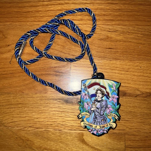 HERMÈS 2025 Hermes Visioni di Giovanna d'Arco Perline Martedì Grasso Medaglione Corda Perline Illuminazione