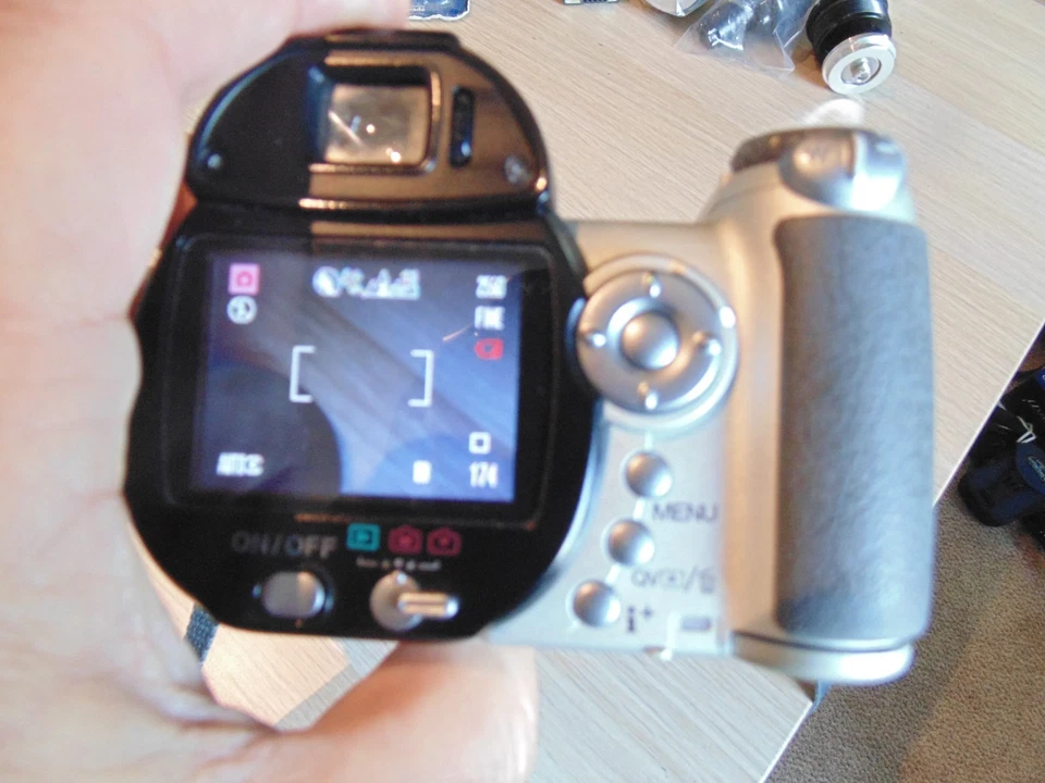 Konica Minolta DiMAGE Z5 Digital Camera 5.0MP, 256mb, 12x optical zoom, pouch - Image 3 of 4