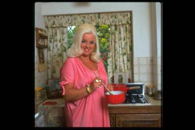 Actress Diana Dors photographed at home circa 1983 Old TV Photo 3