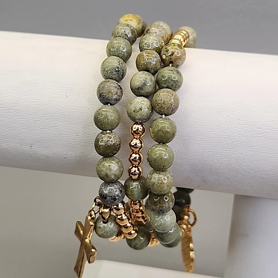 Pulsera envolvente con cuentas piedra verde cruz dije San Patricio tono dorado Foto 3 de 4