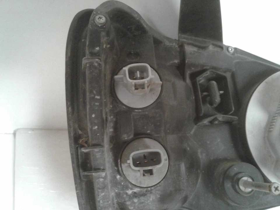 Conjunto de faros izquierdos usados se adapta a: Subaru Baja 2005 con barra horizontal negra izquierda Foto 2 de 4