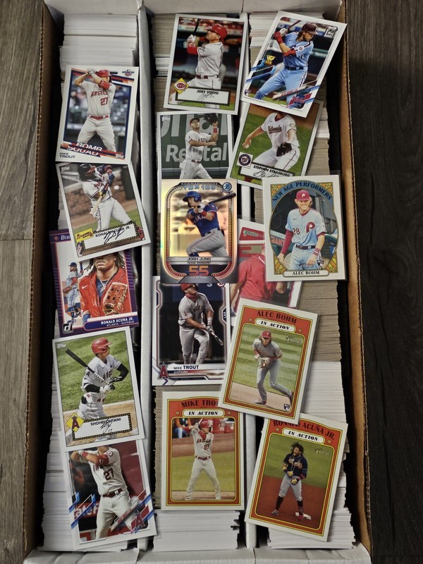 Baseball Trading Cards Lot Approximately 3000 Cards.