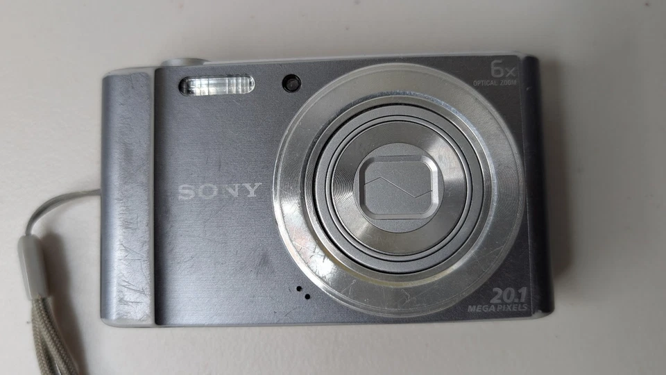 Sony DSC-W810 - Silver 20.1MP Compact Digital Camera - No Power -Spares & Repair - Image 2 of 4