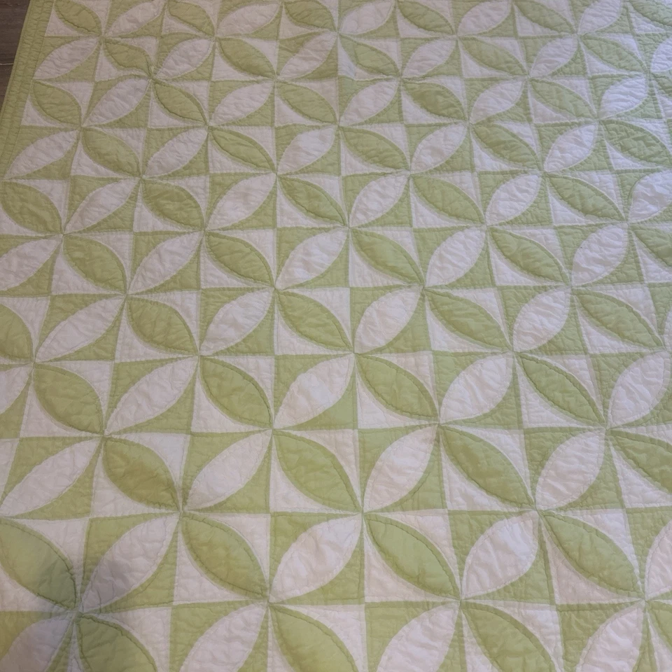 Edredón verde y blanco con retazos The Company Store 85,5”x67”. Foto 2 de 4