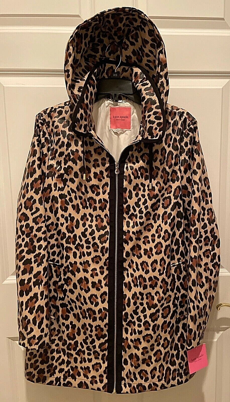 Giacca impermeabile nuova con etichette $248 Kate Spade New York stampa leopardata con cappuccio e zip GRANDE