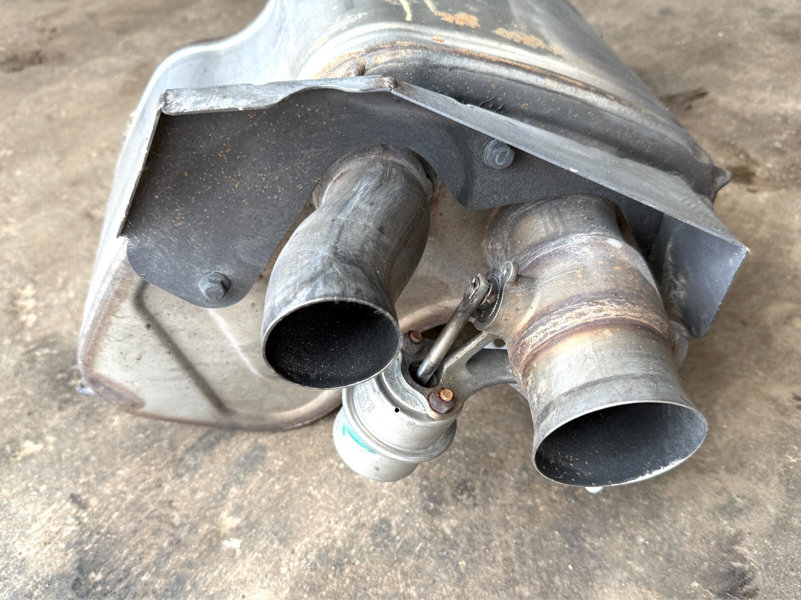 2017 - 2020 Maserati Levante Passenger Side RH Muffler OEM 670038670