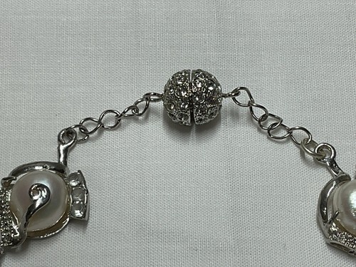 Jewellery Gorgeous Silver Tone & Baroque Pearls, Rhinestone Bracelet - Picture 4 of 7
