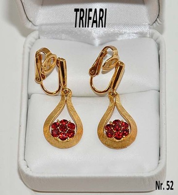 Trifari, Paar Ohrhänger 50-60er Jahre, mit Swarovski Strasssteinen