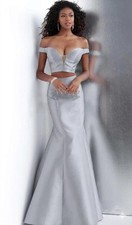 Jovani JVN Silver Off-Shoulder Plunge Two-Piece Trumpet Gown Size 4 315 Prom