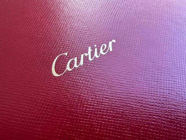 Boîte Cartier rouge rectangulaire le cadeau d'exception idéal