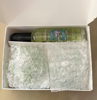 Avon Naturals WaterFlowers Gift Set Body Mist Spray 1.7oz with Candles