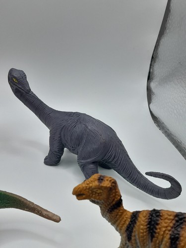 Lot of (8) Plastic Dinosaur Toys - various types and colors - Picture 4 of 9