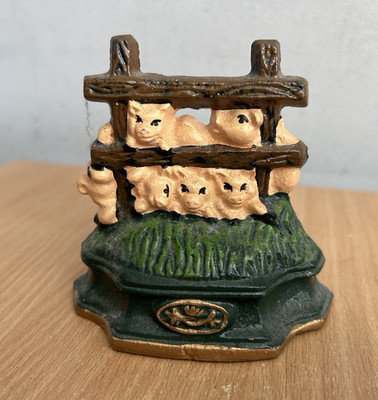 Vintage kleine lackierte Gusseisen Schweine hinter Zaun Türstopper Keil 9,5 cm hoch
