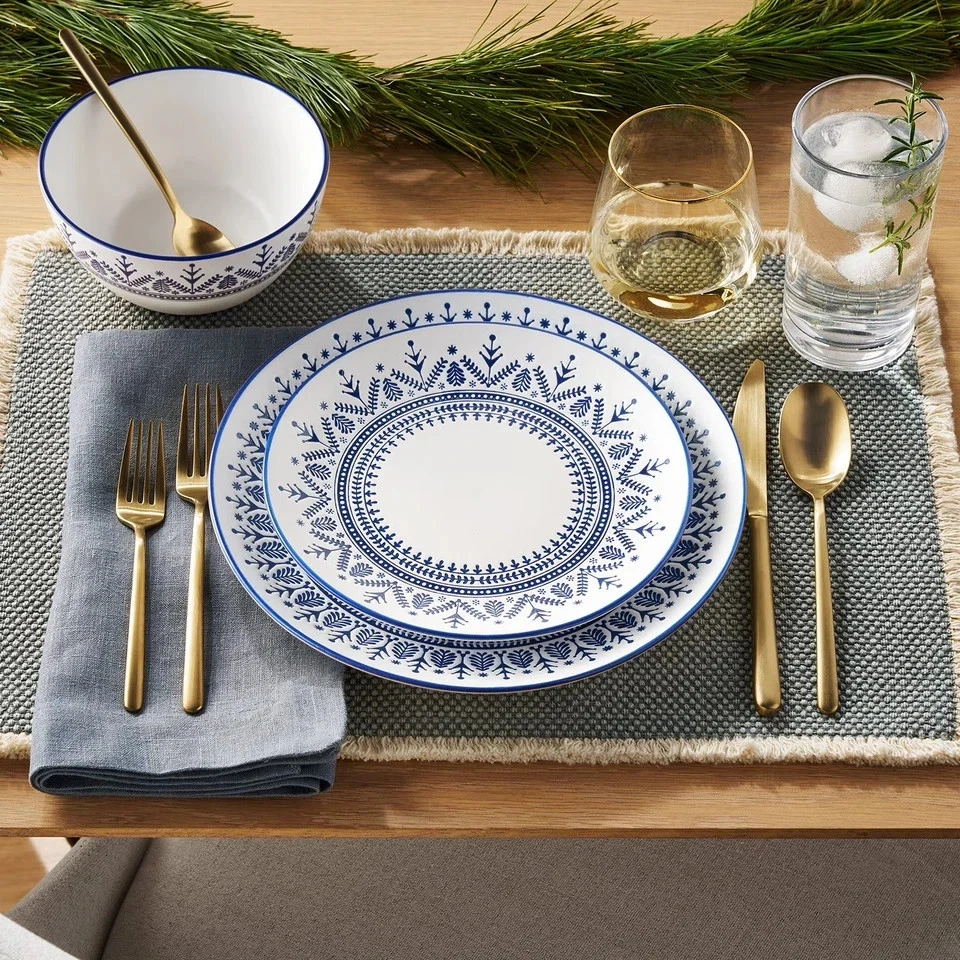 Juego de vajilla navideña de gres de 12 piezas Member's Mark Foto 3 de 4