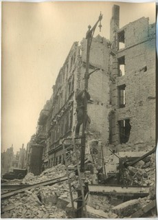 WWII PRESS PHOTO: RUINED BUILDING ON BERLIN STREET AFTER THE BATTLE MAY 1945