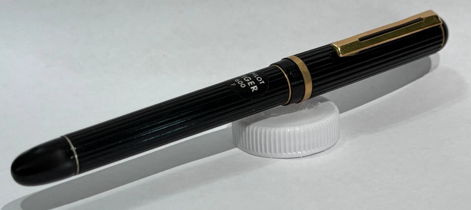 Pluma Estilográfica Pilot Tiger 600 Negra Acanalada y Dorada - Plumín F - Años 70 - Nueva-Antigua-Stock Foto 4 de 4