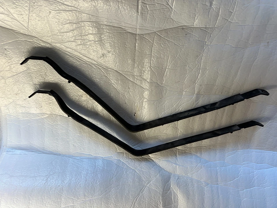 Chevrolet Silverado 1500 HD 2005 OEM # 22868151 par de correas para tanque de combustible de gasolina Foto 2 de 2