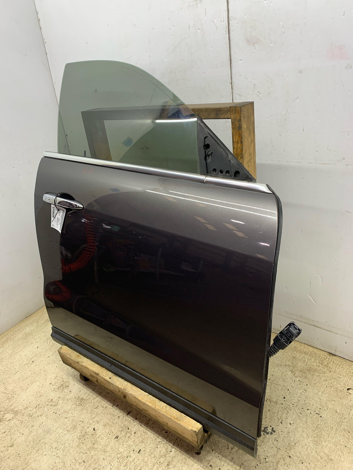 2017-2020 MASERATI LEVANTE M161 RIGHT FRONT DOOR W/ ACOUSTIC GLASS | GRIGIO 571