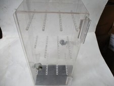 PORTACHIAVI/ARMADIETTO OROLOGIO da appoggio gratuito con ante espositore in plastica 24 pioli da appendere