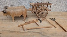 charrette sculptée bois massif attelage bœufs et outils artisanat art populaire