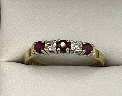 Vintage Ring 18 kt Gold, Rubin & Diamant 5 Steine.  Größe R. 2,6 Gramm.  1975
