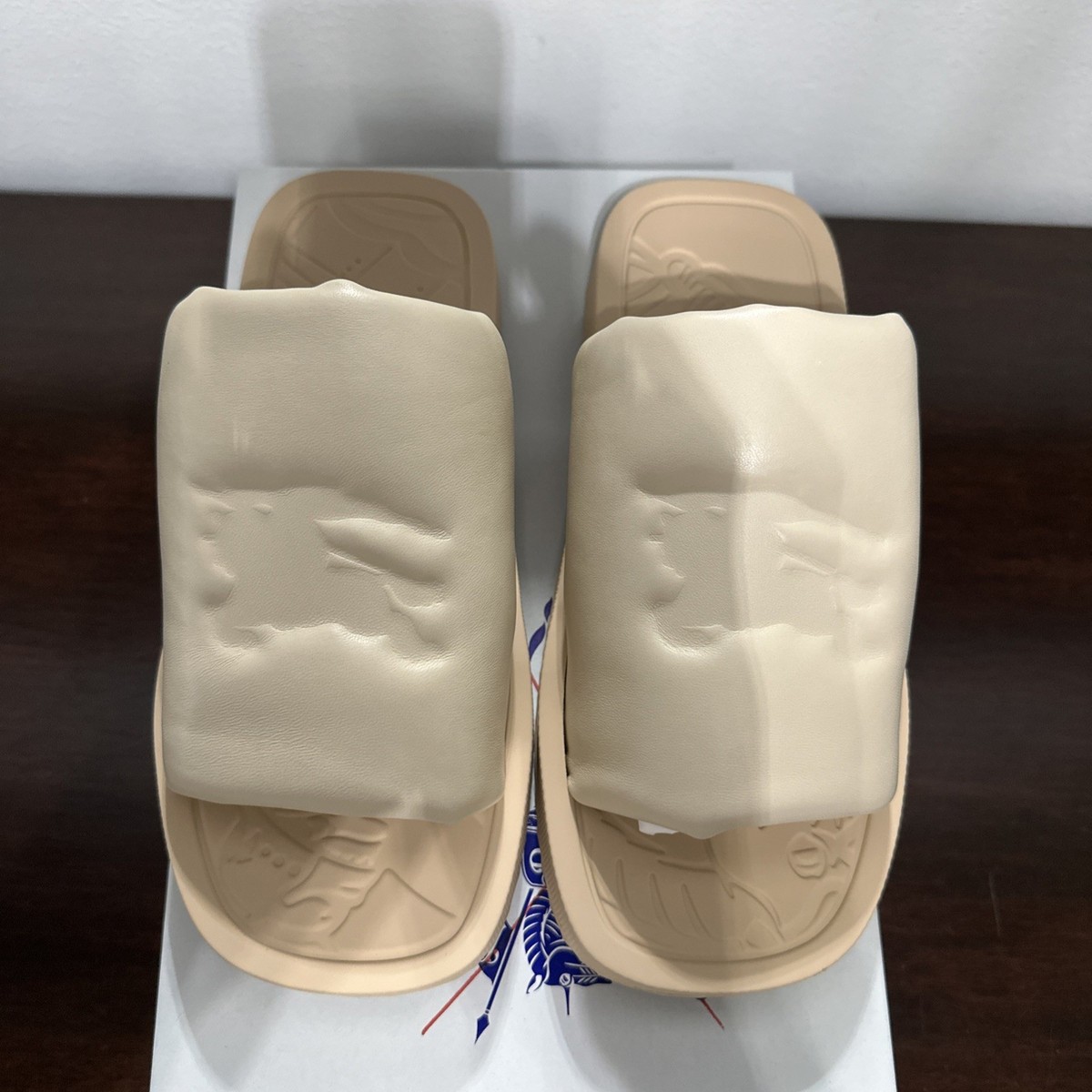 【BURBERRY】 残りわずか EKDスラブ スライド サンダル Authentic BURBERRY Women's Beige SLAB KNIGHT EKD Leather