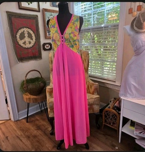 Vintage OLGA nightgown. RARE Hot Pink Floral Sz Medium