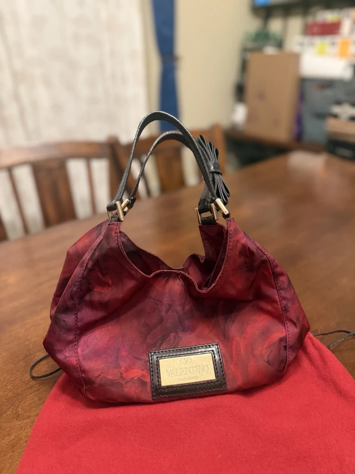 Auténtico bolso de hombro Valentino Garavani rojo/negro con estampado de rosas de nailon con asa de moño Foto 2 de 4