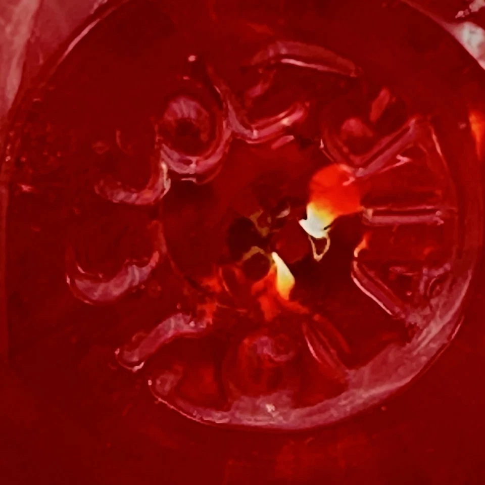 PISAPAPELES JOE ST CLAIR ROJO CON HOJA DE CRISTAL Y TALLO 4" de alto Foto 4 de 4