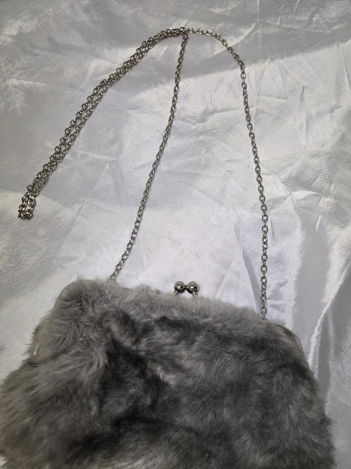 Bolso sin asas de piel sintética gris de colección de calidad bandolera cadena plateada correa noche Foto 4 de 4