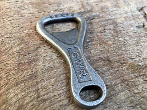 SMALL GREAT WESTERN RAILWAY CAST IRON BOTTLE OPENER GWR METAL OPENER - Picture 1 of 3