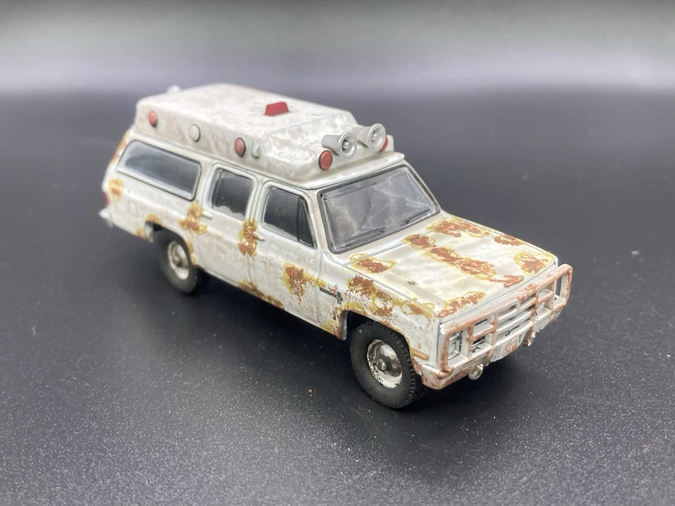 Chevy Suburban 1983 ambulancia oxidada desgastada granero encontrar 1/64 diecast personalizado Foto 2 de 4