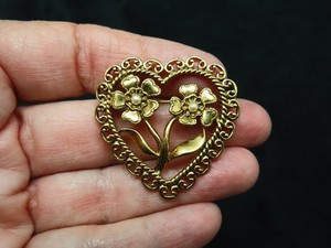 Authentic Vintage Gold Plated Sophisticated 1998 "Victorian Style Heart" Brooch