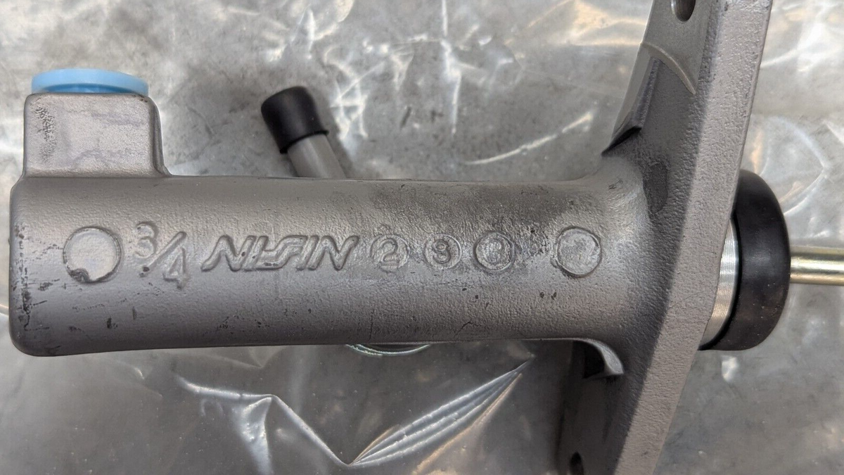 もっち MASTER CYLINDER BENDIX VOLVO 2772921 - powerbrake-drivetrain