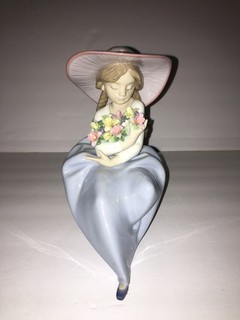 Lladro Fragrant Bouquet 8" Figurine #5862 Spain Girl Sitting W/ Flowers; Mint