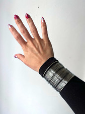 Silberfarbenes stapelbares Metall-Armreif-Set...