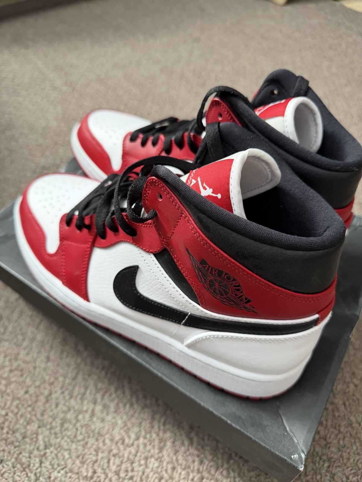 NIB 2020 Nike Air Jordan 1 Mid Chicago New Men's Size 9.5 thumbnail 3