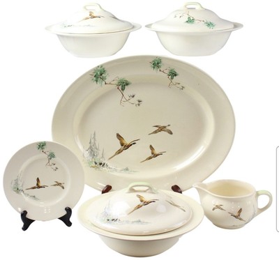 Royal Doulton ''The Coppice'' Geschirr, u.a. drei Terrinen, eine Asche oder...