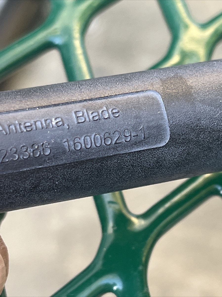 個人装備 THALES Antenna Blade s-l400.jpg
