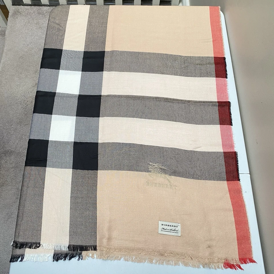 Bufanda Burberry 80 % cachemir 20 % seda a cuadros Nova - hecha en Escocia Foto 3 de 4