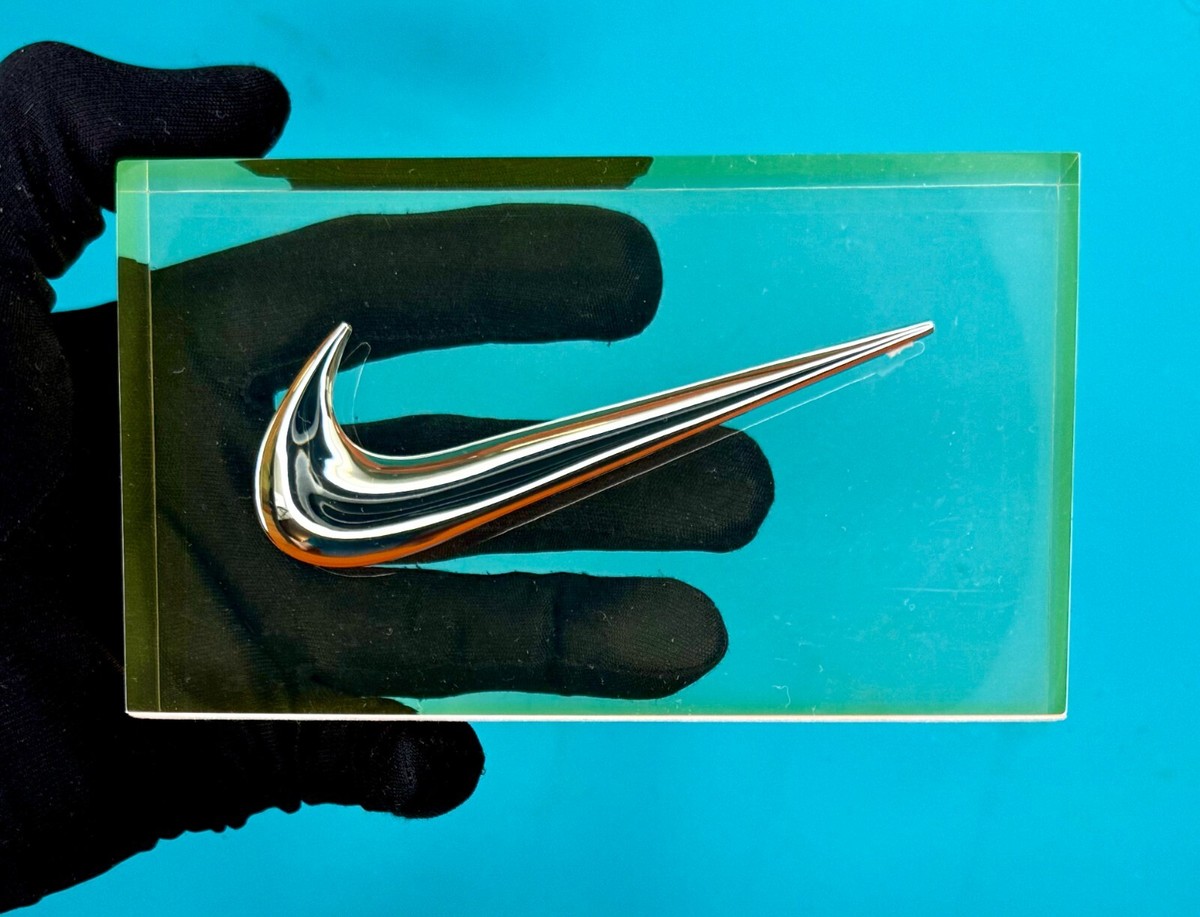 NIKE ディスプレイ看板 ✓ NEW AND RARE NIKE SWOOSH LOGO PLAQUE VISION 2005 ACRYLIC